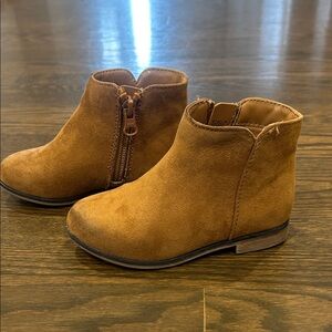 Cat & Jack Girls Tan Suede Ankle Boots with Side Zipper. 8